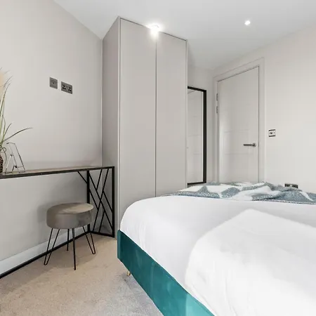 One Bed - - Modern Comfort * Leeds (West Yorkshire)