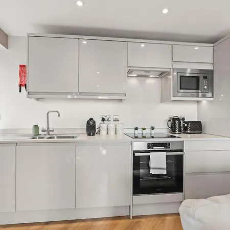 One Bed - - Modern Comfort Lägenhet *